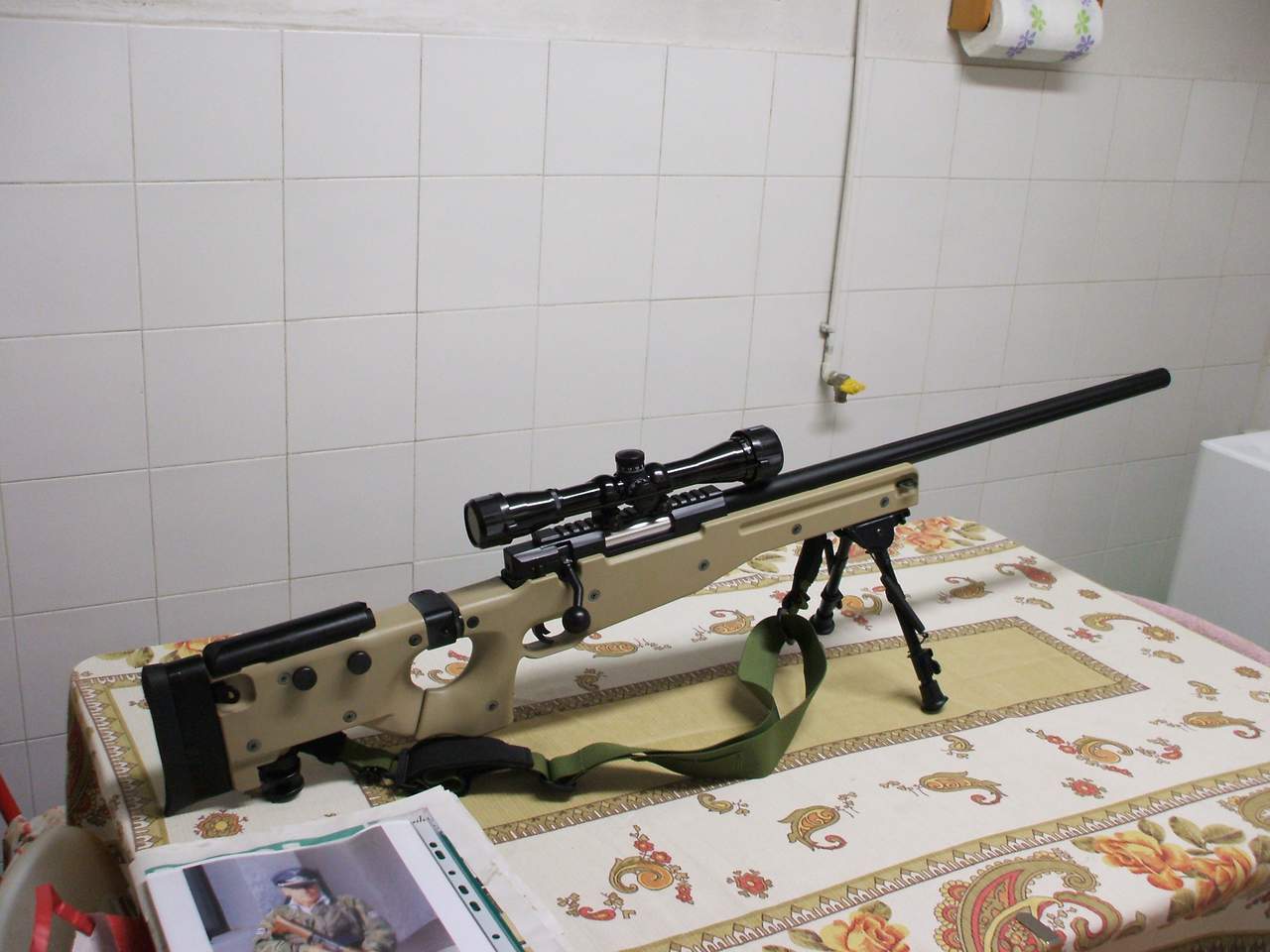 WELL Warrior L96 Immagine 004: sostituito gruppo di scatto in plastica con uno in metallo, lucidata sede otturatore, lubrificato otturatore con bisolfuro di molibdeno e  rimosso il limitatore interno di pressione aria che limitava indecentemente le sue prestazioni!!!! L'azione ora  pi fluida e il tiro risulta decisamente pi vigoroso e divertente....... perfetto per barattolare in giardino........ un p pesante ...comunque f la sua bella figura.