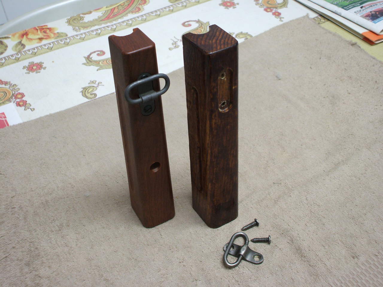 Le astine a confronto. quella in legno rispetto alla sintetica �  pi� lunga di 1/2 mm..
La loro forma differisce leggermente , la sintetica ha una sagoma leggermente rastremata ( trapezoidale), pi� larga verso il ponticello del grilletto, pi� stretta verso lo spegnifiamma con spigoli arrotondati, mentre quella in legno ha una sagoma rettangolare e spigoli vivi (che ho provveduto a smussare nella sola parte anteriore)