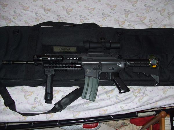 ecco il mio m4 in versione 2010. Ottica acog, canna di precisione, torcia tattica e grip con bipiede a scomparsa.