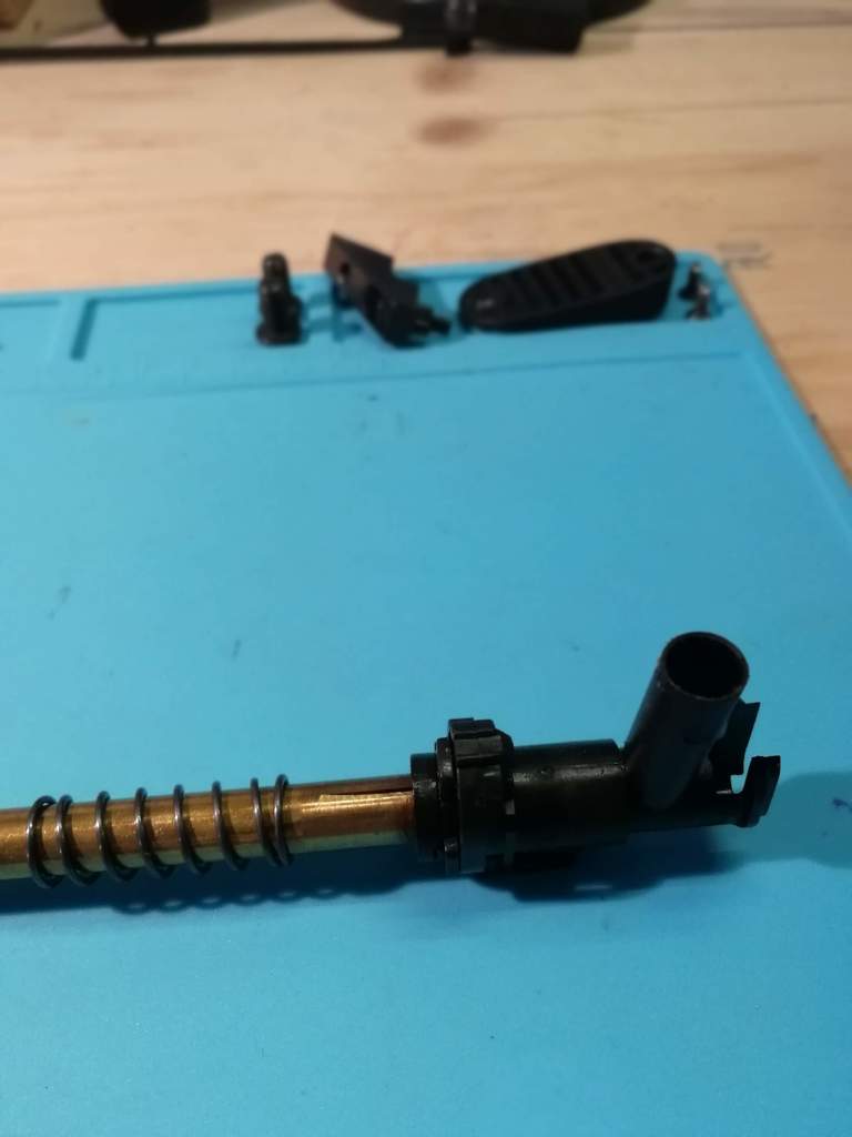 lavori di manutenzione al gruppo hopup 
 del mio m14 ebr e sostituzione della canna stock cyma con una di precisione in alluminio della shs (da 510mm, ho dovuto aggiungere un silenziatore dato che l'outer barrel non era abbastanza). tira molto bene attualmente e ho avuto un incremento sensibile della potenza, dato che monto un cilindro pieno nel gearbox.